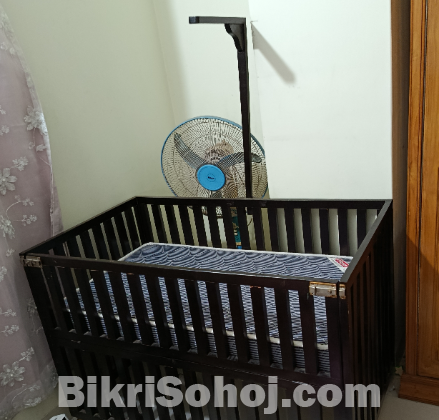 কাঠের তৈরি বেবি কট